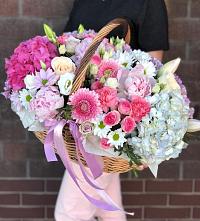 Цветочная композиция из Розы, Хризантемы, Пионы и Лизиантусы в корзине в Клин-9