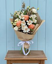 Букет цветов из:  Альстромерии, Лизиантусы, Розы и Хризантемы в Клин-9