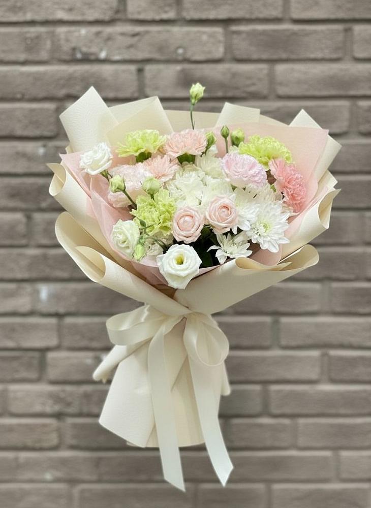 Букет цветов из: Гвоздики, Розы, Лизиантусы и Хризантемы в Клин-9