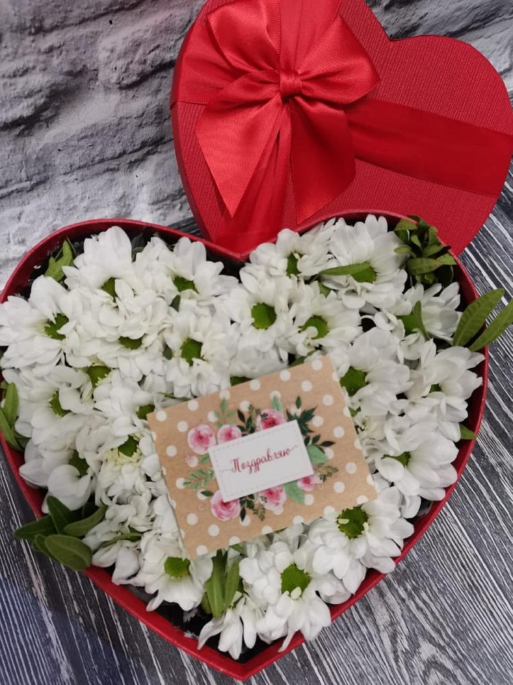 Цветочная композиция из Хризантемы в виде сердца в Клин-9