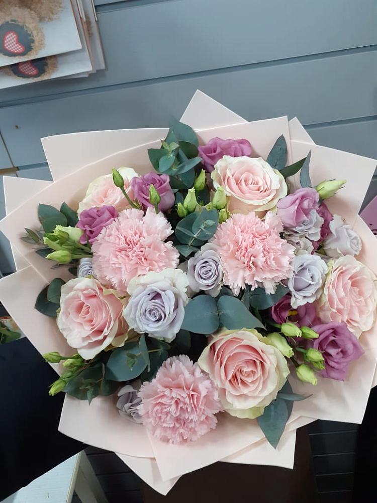 Букет цветов из: Розы, Гвоздики и Лизиантусы в Клин-9